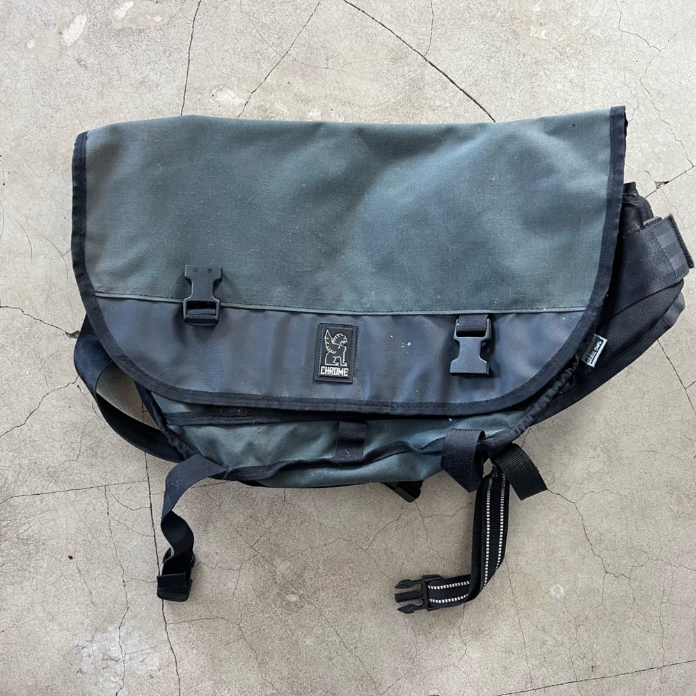 LEFT HANDED / RIGHT SHOULDER CHROME MESSENGER BAG BLACK FOREST GREEN